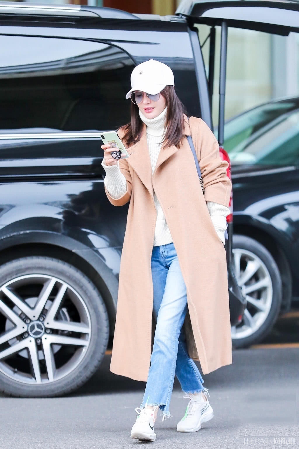 秦岚穿大廓形羽绒服酷又美,冬季保暖穿搭可以学她的搭配哦